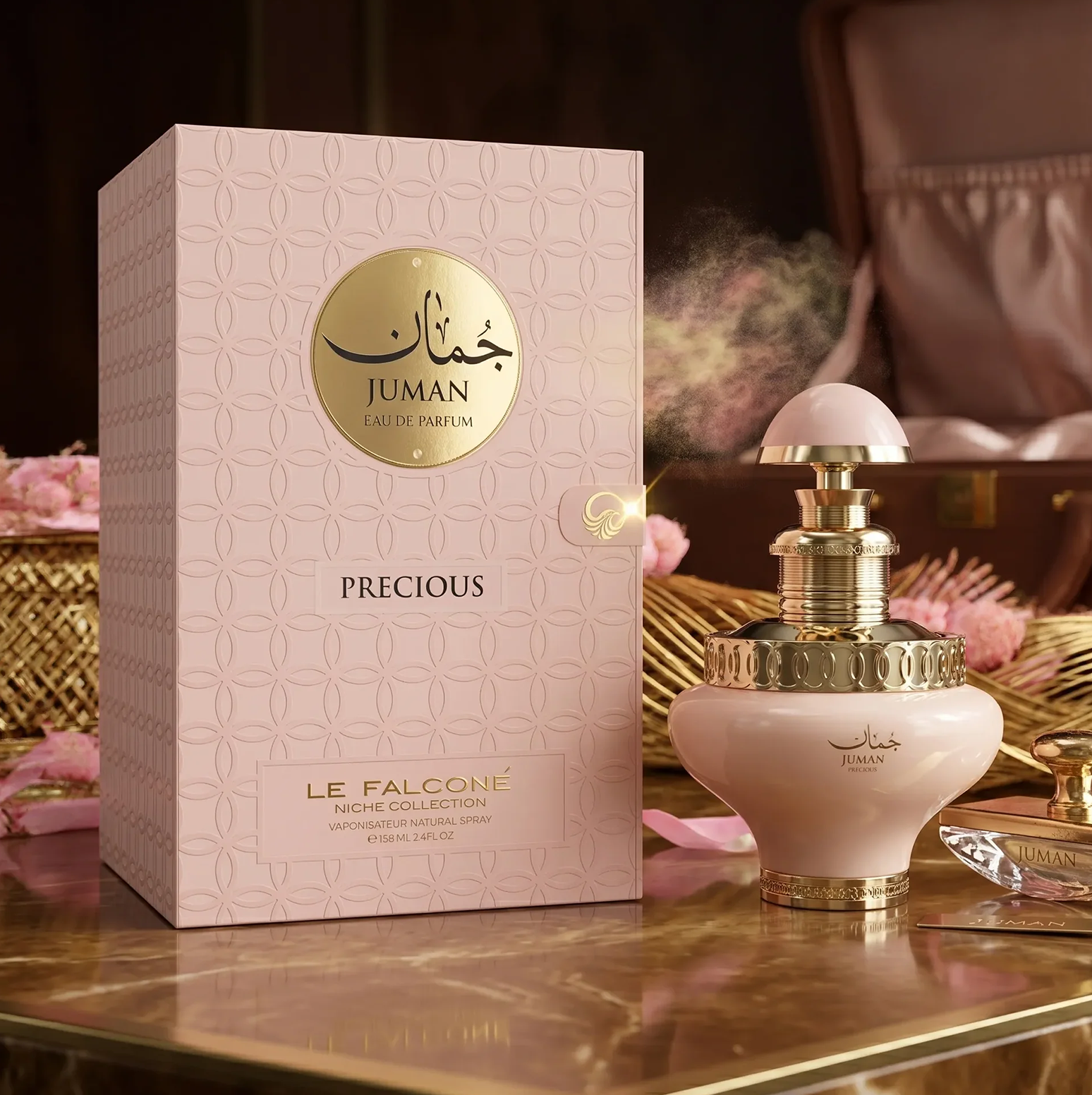 Prabangus "Juman Precious" produkto pristatymas parfumuotas vanduo, su švelnaus tono 100 ml buteliuku, eksponuojamu šalia puošnios, raštuotos dovanų dėžutės ant elegantiško marmuro paviršiaus.