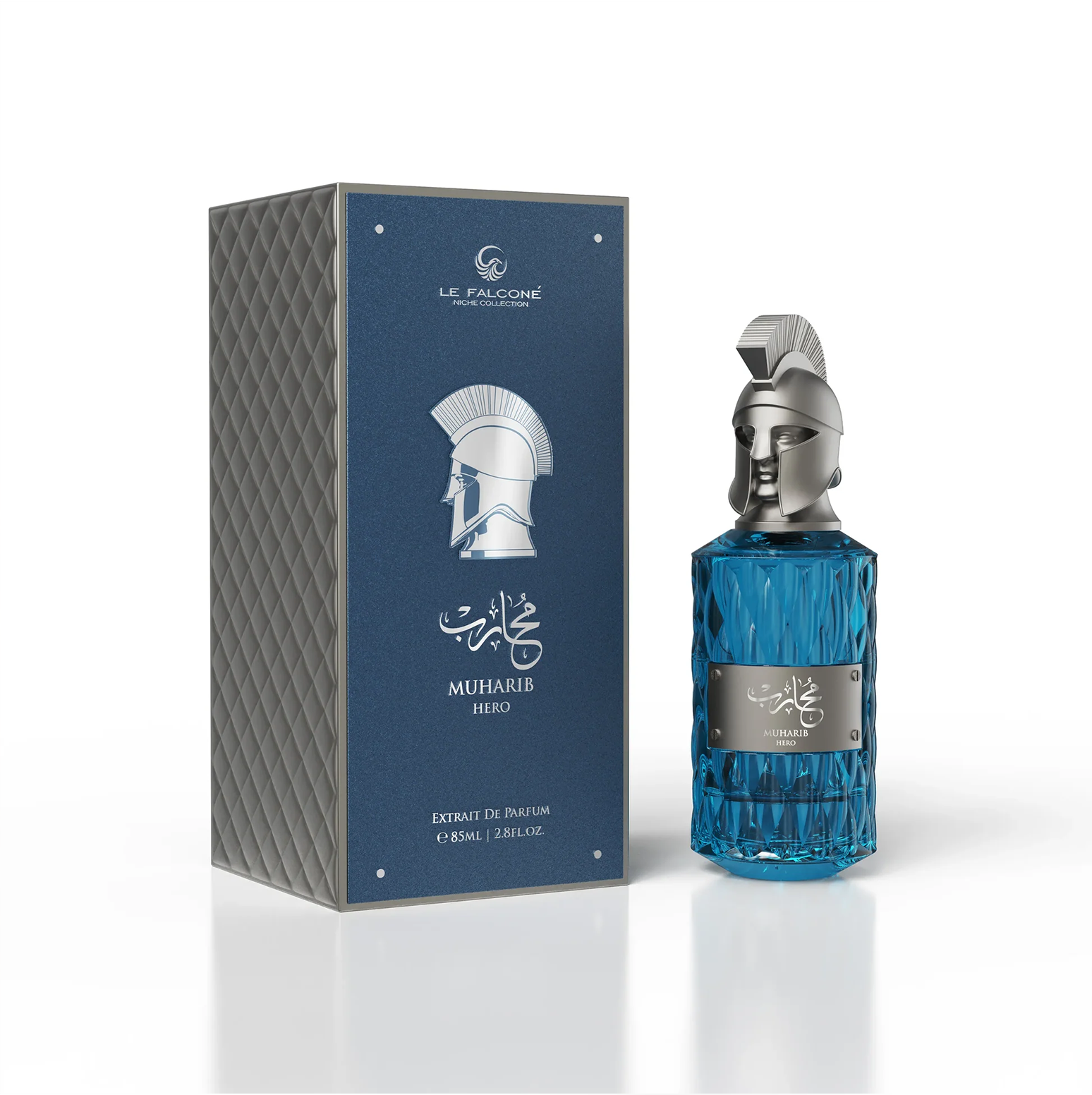 Aukščiausios kokybės "Le Falconé Muharib Hero Extrait de Parfum" produkto pristatymas, kuriame 85 ml mėlyno stiklo buteliukas pateikiamas šalia elegantiškos, tekstūruotos mėlynos dovanų dėžutės, ant kurios puikuojasi ikoniškas sidabrinis Spartos šalmo dizainas.