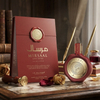 Prabangus "Mirsaal Love Letter" produktų demonstravimas parfumuotas vanduo, kuriame ant klasikinio rašomojo stalo pavaizduotas vašku užantspauduotas 100 ml buteliukas, raudona dovanų dėžutė, dekoratyviniai rašikliai ir džiovintos rožės.