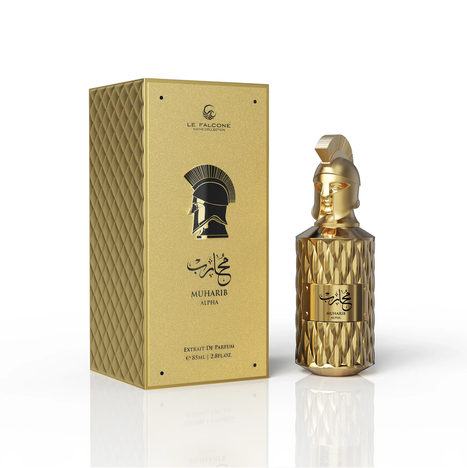 Aukščiausios kokybės "Le Falconé Muharib Alpha Extrait de Parfum" gaminio pristatymas, kuriame 85 ml buteliukas pateikiamas šalia elegantiškos, tekstūruotos auksinės dėžutės, ant kurios pavaizduotas kultinis Spartos šalmo dizainas.