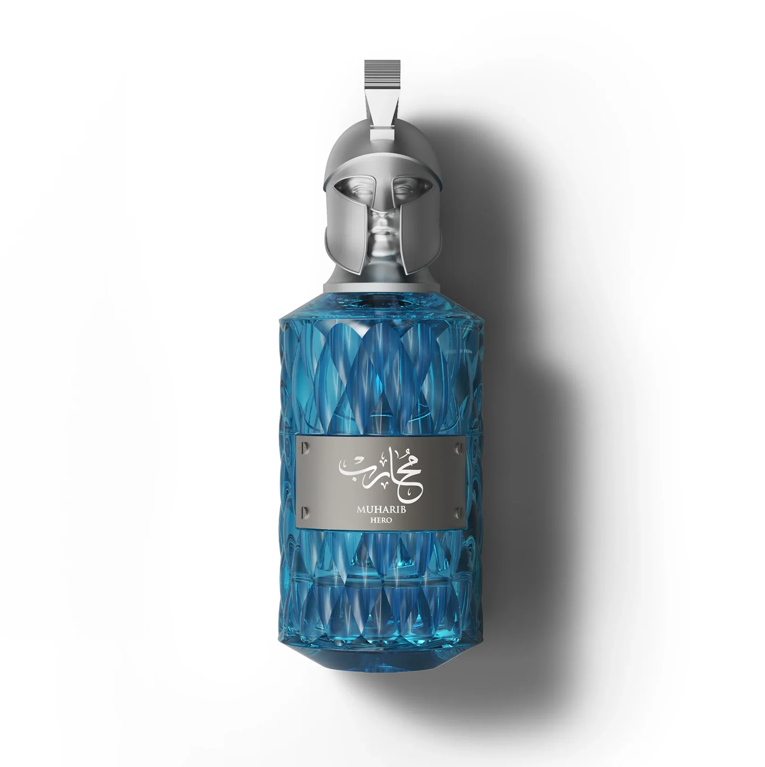 Le Falconé Muharib Hero 85ml vyriškas perfume butelis su sidabriniu Spartos šalmo dangteliu. Detali mėlyno stiklo "Le Falconé Muharib Hero" 85 ml buteliuko studijinė nuotrauka, kurioje išryškėja unikalus skulptūriškas sidabrinis "Spartan" šalmo dangtelis ir tekstūrinis, kristalinis buteliuko dizainas.