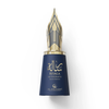 Le Falconé Risala Autograph 100ml perfume buteliukas su auksiniu plunksnakočio dangteliu. Tamsiai mėlyno 100 ml buteliuko "Risala Autograph" studijinė nuotrauka, kurioje išryškėja elegantiškas siluetas ir išskirtinis auksinis dangtelis, panašus į plunksnakočio plunksną.