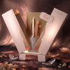 Prabangus "Risala Forever" produkto pristatymas parfumuotas vanduo, su 100 ml buteliuku su firminiu plunksnakočio dangteliu, kuris yra elegantiškoje dovanų dėžutėje kartu su dekoratyviniais akcentais.